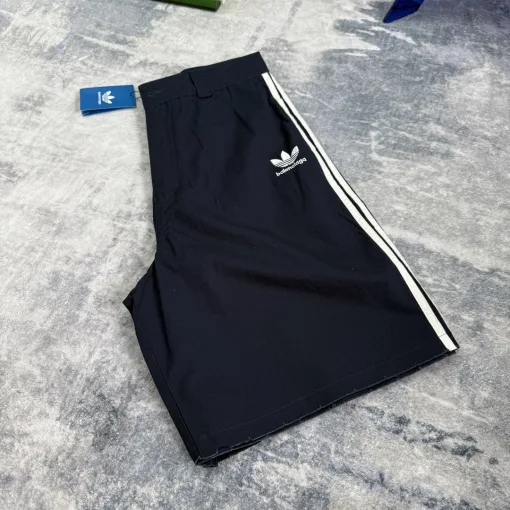 Luxus-Shorts von Balenciaga in Marineblau mit Stickereien