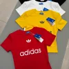 Luxuriöses Adidas Kurzarmshirt im Schwarz-Print-Stil