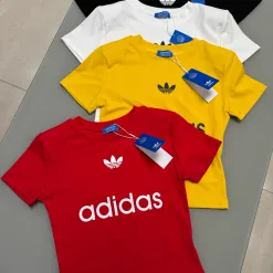 Luxuriöses Adidas Kurzarmshirt im Schwarz-Print-Stil
