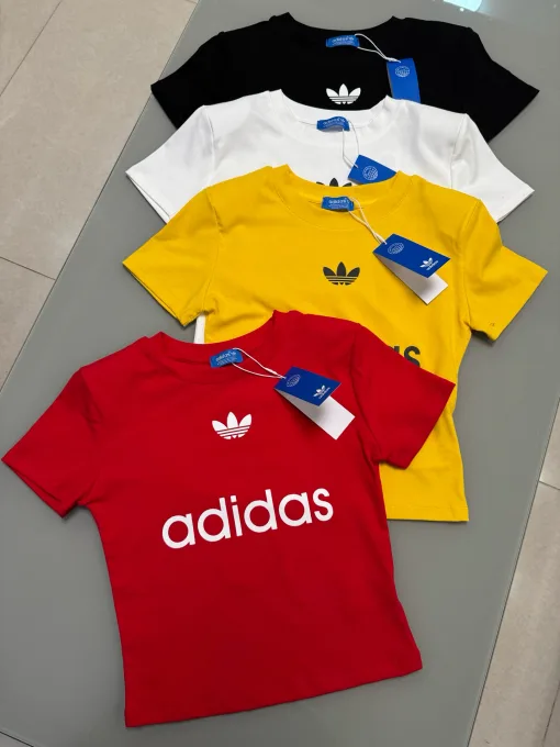 Luxuriöses Adidas Kurzarmshirt im Schwarz-Print-Stil