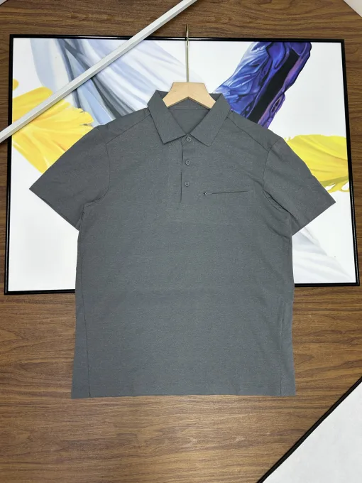 Hochwertiges Kurzarm-T-Shirt aus schwarzer Baumwolle von Descente, Logo-Kollektion