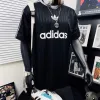Hochwertige Adidas Kurzarm-Kollektion mit schwarzen Streifen