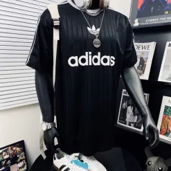 Hochwertige Adidas Kurzarm-Kollektion mit schwarzen Streifen