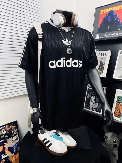 Hochwertige Adidas Kurzarm-Kollektion mit schwarzen Streifen