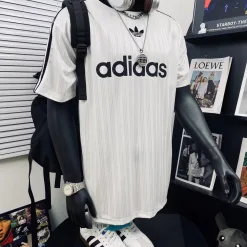 Premium Adidas Kurzarm-Kollektion mit weißen Streifen