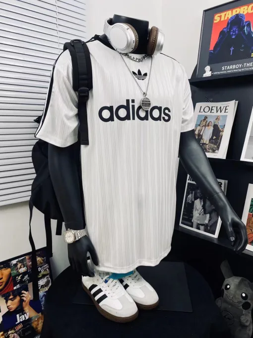 Premium Adidas Kurzarm-Kollektion mit weißen Streifen
