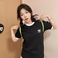 Luxuriöse Adidas Kurzarm-Kollektion mit schwarzem Logo