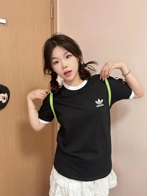 Luxuriöse Adidas Kurzarm-Kollektion mit schwarzem Logo