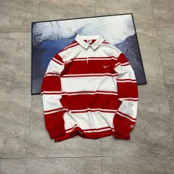 Bestseller: Nike Langarmshirt im schwarzen Streifenstil