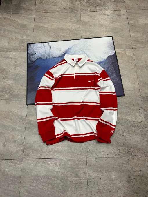 Bestseller: Nike Langarmshirt im schwarzen Streifenstil