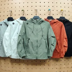 Hochwertige Descente-Jacken aus schwarzem Nylon, atmungsaktive Kollektion
