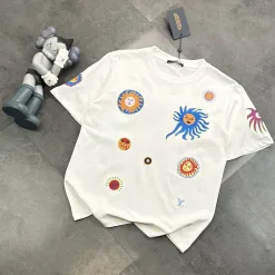 Luxus-Kollektion mit kurzen Ärmeln aus schwarzer Baumwolle von Louis Vuitton mit Stickerei