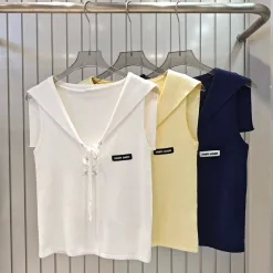 Luxus-Weste aus der Miu Miu-Logo-Kollektion in Marineblau