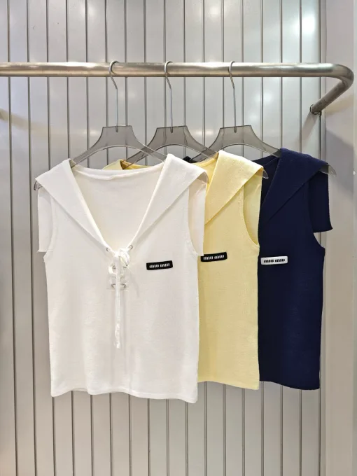Luxus-Weste aus der Miu Miu-Logo-Kollektion in Marineblau