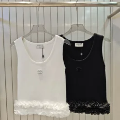 Hochwertige Chanel-Weste im weißen Strickstil
