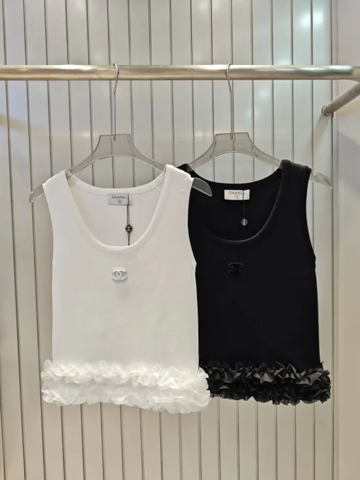 Hochwertige Chanel-Weste im weißen Strickstil