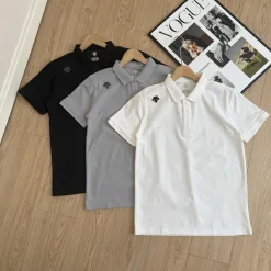 Hochwertiges Descente-Poloshirt aus schwarzer Baumwolle im minimalistischen Stil