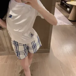 Bestseller Burberry Kurzarm-Kollektion mit schwarzem Logo