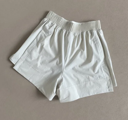 Luxus-Shorts von Lululemon in Weiß