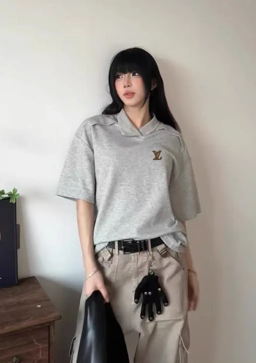Bestseller: Kurzarm-Kollektion aus grauem Wildleder von Louis Vuitton