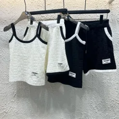 Hochwertige Balmain-Shorts in weißem Leder im Monogramm-Stil