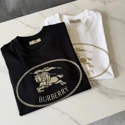 Hochwertige Burberry Kurzarm-Kollektion mit schwarzem Print