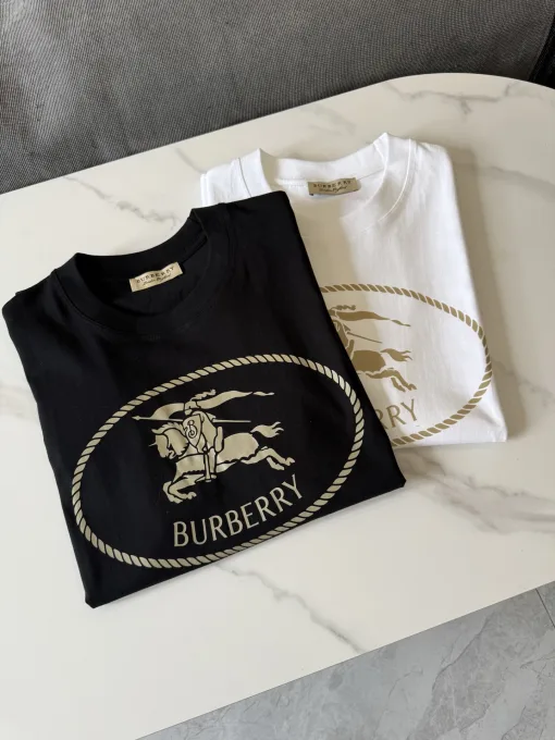 Hochwertige Burberry Kurzarm-Kollektion mit schwarzem Print