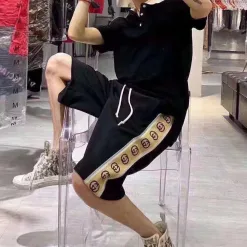 Luxuriöses Gucci-Kurzarmshirt im schwarzen Logo-Stil