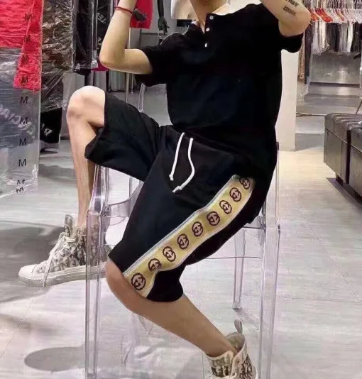 Luxuriöses Gucci-Kurzarmshirt im schwarzen Logo-Stil