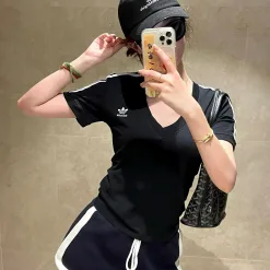 Bestseller: Adidas Kurzarmshirt im schwarzen Logo-Stil
