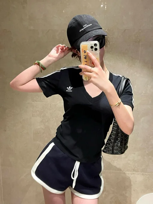 Bestseller: Adidas Kurzarmshirt im schwarzen Logo-Stil