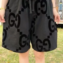Bestseller der Gucci-Kollektion mit kurzem Arm und schwarzem Logo