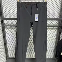 Luxuriöse Fila-Hose in Schwarz, atmungsaktiver Stil