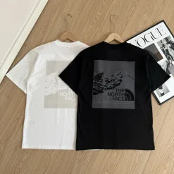 Bestseller der The North Face Kurzarm-Kollektion mit schwarzem Print