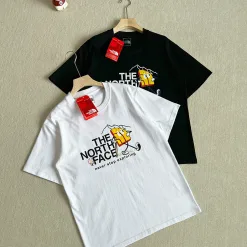 Premiumqualität der The North Face Kurzarm-Kollektion mit schwarzem Druck