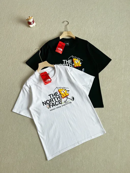 Premiumqualität der The North Face Kurzarm-Kollektion mit schwarzem Druck