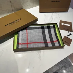 Burberry Schal in Premiumqualität, graue Seide, klassischer Stil