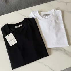 Hochwertige Moncler Kurzarm-Kollektion mit schwarzem Logo
