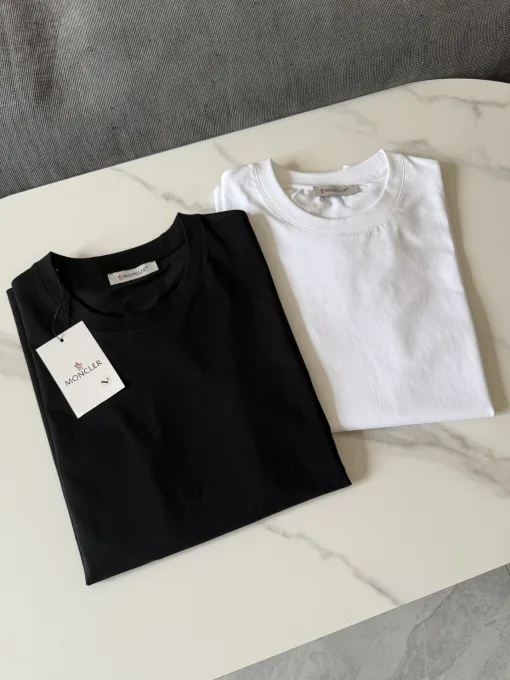 Hochwertige Moncler Kurzarm-Kollektion mit schwarzem Logo
