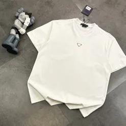 Hochwertige Louis Vuitton Kurzarm-Kollektion mit schwarzem Logo