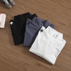 Hochwertige Descente-Jacke aus weißem Nylon im klassischen Stil