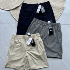 Luxuriöse Descente Shorts in Grau mit Logo-Kollektion