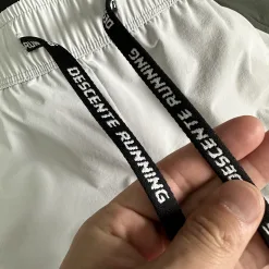 Hochwertige Descente Hose aus schwarzem Nylon, lässiger Luxus