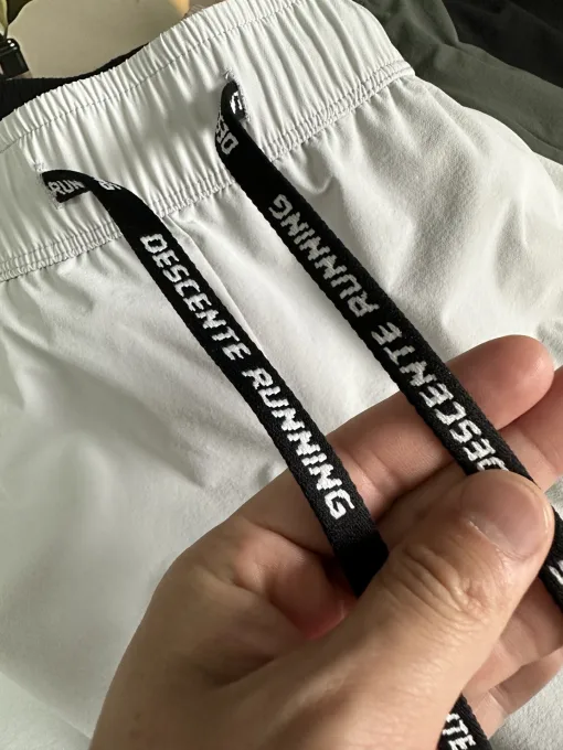 Hochwertige Descente Hose aus schwarzem Nylon, lässiger Luxus