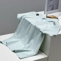 Hochwertiges Descente Kurzarm-Shirt im schwarzen Seidendruckstil