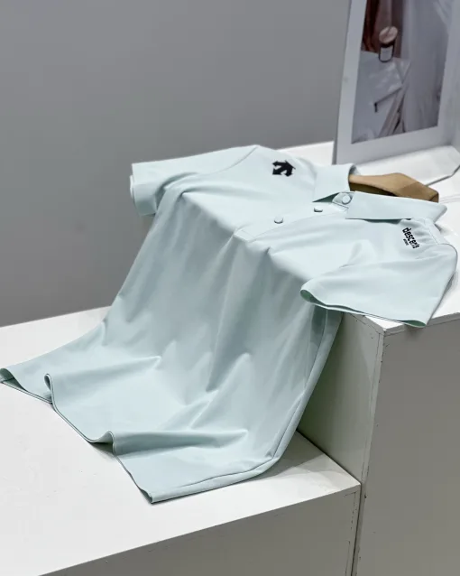 Hochwertiges Descente Kurzarm-Shirt im schwarzen Seidendruckstil