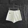 Premium Dior Shorts Kollektion aus weißem Leder mit Stickerei