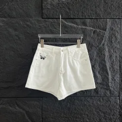 Premium Dior Shorts Kollektion aus weißem Leder mit Stickerei