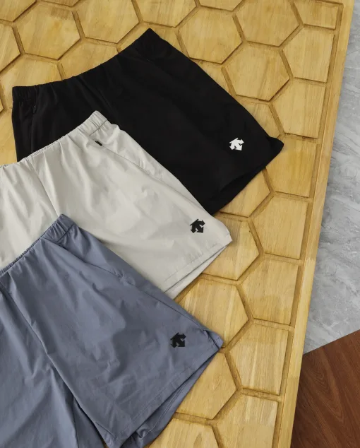 Bestseller Descente Shorts Schwarze Minimalistische Kollektion