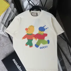Hochwertiger Gucci-Stil mit kurzen Ärmeln und schwarzem Print